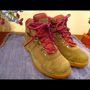 Women's Columbia hiking boots.  Newton Ridge. EUC